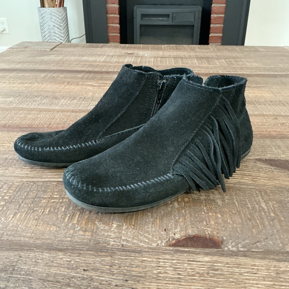 Minnetonka Black Suede Fringe Ankle Boots Size 8 Women’s